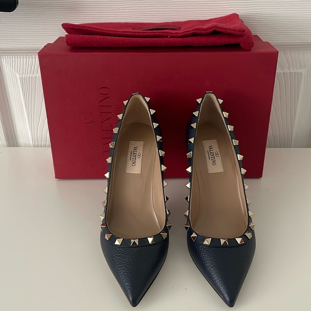 NWT Authentic Valentino Garavani Rockstud Leather Pump. Sz37